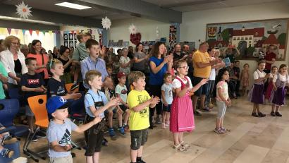 Bild: mma
Gerne machten alle Besucher in der voll besetzten Aula der Max-Prechtl-Schule mit.