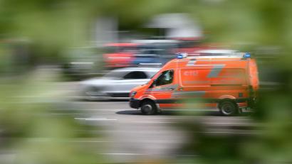 Bild: Sebastian Gollnow/dpa
Die Hilfe des Rettungsdienstes kommt für den 60-Jährigen zu spät: Er stirbt noch am Unfallort. (Symbolbild)