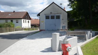 Bild: bey
Zentraler Punkt im Ortsteil Wilchenreuth ist das Feuerwehrhaus mit der Sitzgarnitur und dem Dorfbrunnen.