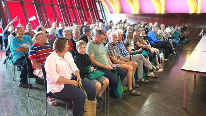 Bild: Stefan Karl/exb
Sehr gut besucht ist die Kraftwerkstour bei ZMS. Rund 100 Besucher lauschen den Informationen von Verbandsdirektor Thomas Knoll im Sitzungssaal des ZMS-Verwaltungsgebäudes.