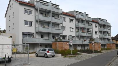 Bild: gf
Kaum wiederzuerkennen sind nach der Generalsanierung die Wohnungen in der Endemannstraße 1 – 5. Schönere und größere Balkone, barrierefreie Erdgeschoßwohnungen sowie sechs zusätzliche Wohnungen oben im Dachgeschoß, das ließ sich das Wohnungsunternehmen einiges kosten, war bei der Versammlung zu hören.