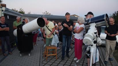Bild: wel
Großer Andrang herrscht bei den Teleskopen. Johann Köppl (Mitte) beantwortet gerne die Fragen der Besucher.