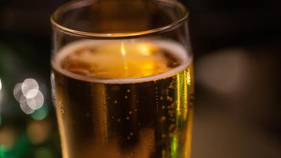 Symbolbild: Fernando Gutierrez-Juarez/dpa
Eine 20-Jährige warf in Regensburg mit einem Bierglas nach einem Mann.
