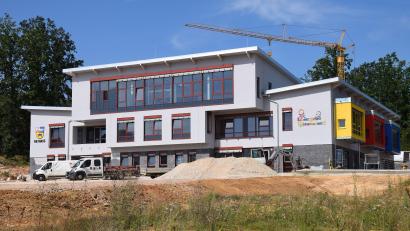 Bild: bö
Aus Kostengründen wird auf einen Springbrunnen vor dem Rathaus und dem Kindergarten in der Neuen Mitte in Ebermannsdorf verzichtet. Ansonsten sind die Bauarbeiten laut Bürgermeister Erich Meidinger gut im Zeitplan.