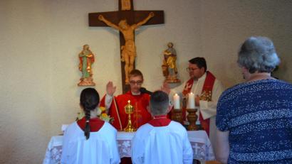 Bild: Peter Garreiss
Neupriester Michael Steinhilber hielt den Gottesdienst zum Patrozinium mit Pfarrer Udo Klösel. Am Schluss erteilte der Neupriester Steinhilber den Primizsegen.