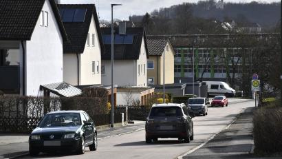 Archivbild: Petra Hartl
In der Wilhelm-Sträubig-Straße (ganz hinten das Gymnasium), halten sich Autofahrer oft nicht an die 30 km/h Höchstgeschwindigkeit. Wegen dem Gymnasium (ganz hinten am Bild) sind hier oft auch viele Schüler unterwegs.