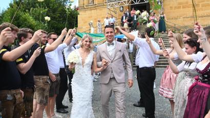 Bild: gf
Durch ein Rosenspalier schritten Laura und Nikolai Seidel nach ihrer kirchlichen Trauung in der Amberger Bergkirche.