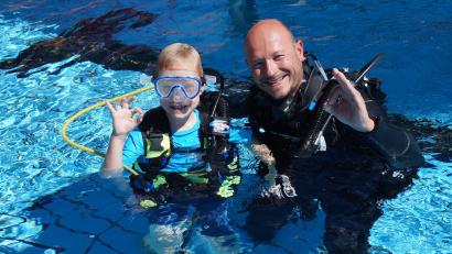 Archivbild: weu
Kommt immer gut an: Schnuppertauchen im Freibad.