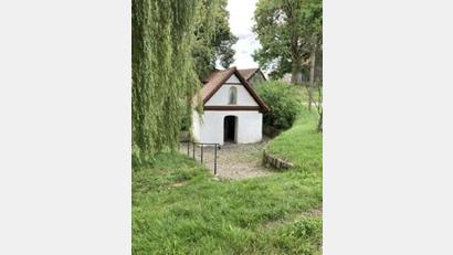 Bild: Polizei Neustadt/WN
Laut Polizeiinspektion Neustadt/WN fehlen aus der Kapelle Wöllershof mehrere Gegenstände. Auch die Fenster der Kapelle sind demoliert.
