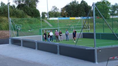 Bild: prh
Die DJK Neustadt und das Team Bananenflanke haben zwei Projekte realisiert: Seit kurzem können der neue Soccer-Court und das 3x3-Basketballfeld dahinter bespielt werden.