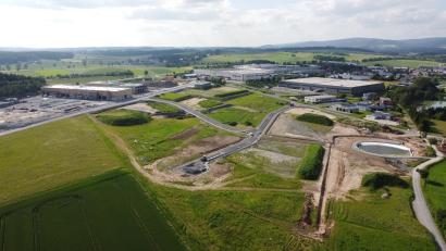 Luftbild: kaz
Das Industrie- und Gewerbegebiet Kemnath West III ist nun fertig erschlossen. Nur kleine Restarbeiten stehen noch an. Schon weit fortgeschritten ist das Projekt der Bauunternehmung Markgraf, die dort ein Logistik- und Schulungszentrum errichtet (links).