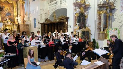Bild: do
Der Chor "Capella Transylvanica", turkmenische Streicher und Solistinnen und Solisten des 74. Festivals junger Künstler Bayreuth, zelebrieren in der Klosterkirche unter der Leitung von Fred Sjöberg unter dem Konzerttitel "Latino Sacro" außergewöhnliche Sakralmusik.