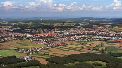 Bild: Hajo Dietz, Nuernberg Luftbild
Amberg aus der Luft. Die Stadt bittet um Vorschläge, wie man eine Million Euro in den Stadtteilen jenseits der Innenstadt ausgeben könnte.