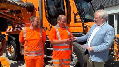 Bild: Lara Schmaus, Stadt Schwandorf/exb
Oberbürgermeister Andreas Feller (rechts) übergibt den Schlüssel für den neuen Unimog an Andreas Landgraf (Mitte) und Markus Hartl (links) vom städtischen Bauhof.