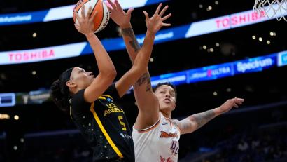 Bild: Ashley Landis/AP/dpa
Basketballerin Hamby spielt inzwischen für die Los Angeles Sparks - weil ihr Ex-Team sie wegen ihrer Schwangerschaft abgegeben hat, wie sie behauptet.