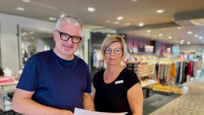 Bild: Gabi Schönberger
Maximilian Mehler und Teilzeitkraft Sandra Meier im Modehaus Mehler.