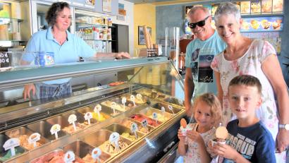 Bild: rgr
Die Eis-Tournee von Oberpfalz-Medien machte auch in der Grafenwöhrer Eisdiele "Pinguino" Halt und versorgte die Leser mit Eis zum Nulltarif.