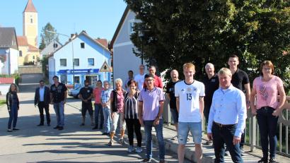 Bild: 9.9 Schwarzachtal/Maria von Stern
Ein Verein, der ausdrücklich nach passiven Mitgliedern sucht: 9.9 im Schwarzachtal am Tag seiner Gründung – im Schwarzachtal, an der Brücke in Altendorf.