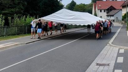 Bild: Christian Schrott/exb
Das Bierzelt wird in Theuern im Ganzen und per Hand von Fest zu Fest getragen.