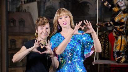 Bild: Georg Wendt/dpa
Die Künstlerin Lisa Büscher aus Berlin hat die Wachsfigur von Taylor Swift geschaffen.