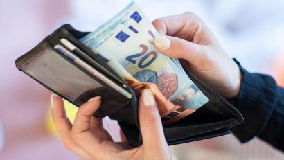 Bild: Christin Klose/dpa/Archivbild
Das mittlere Einkommen lag im Landkreis Schwandorf zum Ende des vergangenen Jahres bei 3510 Euro.