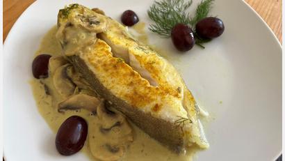 Bild: Michael Schiffer
Heilbuttsteak mit Curry-Champignonsoße.