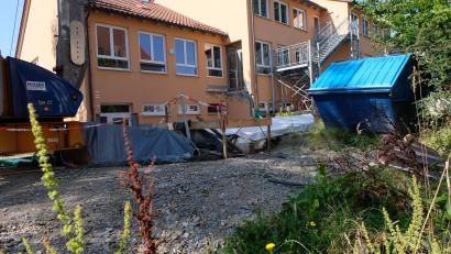 Bild: le
Weiße Plastikplanen über einer Untersuchungsstelle der Archäologen im abgesperrten Bereich statt Bauarbeiten beherrschen derzeit die Baustelle des Kindergartens „Unterm Regenbogen“.