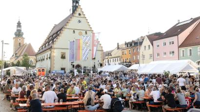 Bild: u
Das Hirschauer Marktplatzfest erweist sich einmal mehr als Besuchermagnet. Hirschaus Innenstadt wird zu einer einzigen Partymeile.