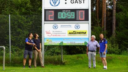 Bild: bkr
Stefan König (von links), stellvertretender Geschäftsführer Matthias Stelzl (Büro Schultes), Josef Scherm und Sportsmann Norbert Stelzl freuen sich über die neue Anzeigentafel.
