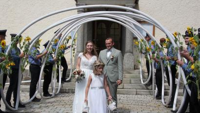 Bild: kro
Freudestrahlend verlassen Alexandra und Andreas Fischer und das Brautmädchen Luise die Pfarrkirche in Großkonreuth. Sie werden von der Feuerwehr Großkonreuth erwartet.