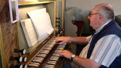 Bild: le
Kurt Meißner ist ein musikalischer Friseurmeister, der es auch an der Orgel kann.