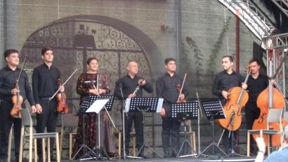 Bild: amö
Nehmen gerne den verdienten Schlussapplaus entgegen: Die sieben turkmenischen Musiker.