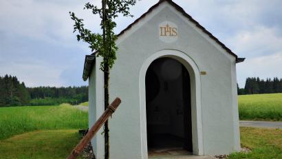 Bild: Graser, Martin [MNG] (GRASER.MARTIN@T-ONLINE.DE)
Ein Kleinod mitten im Grünen: Da fiel es nicht sofort auf, als aus der Kahrmühlkapelle sakrale Gegenstände gestohlen wurden.