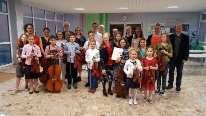 Bild: exb
Schüler und Lehrer sind gleichermaßen hochzufrieden: Beim Vorspiel in der  Mittelschule Wiesau haben  junge Talente der Kreismusikschule Tirschenreuth ihren großen Tag.