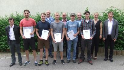 Bild: exb
Schulleitung, Lehrkräfte und Heimpersonal gratulierten den Abschlussbesten (mit Urkunde, von links) Maximilian Buczinski, Jonas Weigand, Thorsten Müller, Jonas Wechs und Peter Männer.