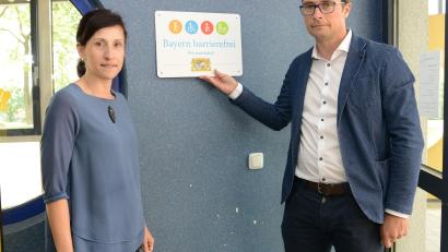 Bild: Beyerlein, Walter [BEY] (W.BEYERLEIN@T-ONLINE.DE)
Bürgermeisterin Tanja Schiffmann und Rektor Armin Aichinger freuen sich über das Signet "Bayern Barrierfrei"