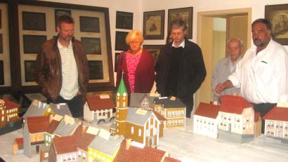 Bild: fvo
Die Freudenberger Delegation mit Bürgermeister Alwin Märkl (links) besichtigt mit Pfarrer Norbert Götz (Mitte) und Waldthurns Bürgermeister Josef Beimler das Heimatmuseum.