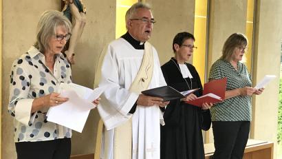 Bild: mma
Irmi Kummert, der katholische Diakon Dieter Gerstacker, die evangelische Dekanin Ulrike Dittmar und Brigitta Heidlinger (von links) leiten den ökumenischen Gottesdienst auf dem Frohnberg.