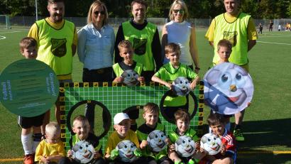 Bild: jr
Weitere Nachwuchsspieler will der SV Steinmühle gewinnen. Im Bild einige G-Junioren mit (hinten, von links) Daniel Müller, Christine Stadlbauer, Jugendleiter Christian Hecht, Stefanie Eckstein und Jürgen Dolles.