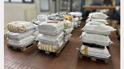 Bild: -/Hauptzollamt Regensburg/dpa
In einer Lagerhalle des Zolls in Hof lagern die sichergestellte Kleidung.