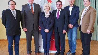 Bild: Bühner, Siegfried [SBÜ] (SIEGBUEH@T-ONLINE.DE)
Bewährte Kooperationspartner: (von links) Dr. Markus Wittmann, Bezirkstagspräsident Franz Löffler, Psychiatriekoordinatorin Anna Magin, Thomas Würdinger, Christian Hofmann und der Leiter der Bezirkssozialverwaltung, Benedikt Schreiner.	Bild: Bühner