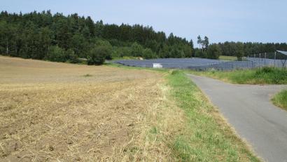 Bild: bnr
In der Nähe der bestehende Freiflächen-PV-Anlage bei Oberaich ist eine weitere PV-Anlage mit einer Leistung von 18 MWp geplant.