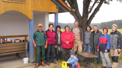 Bild: no
Mitglieder des Obst- und Gartenbauvereins Augsberg führten unter der Regie von Kreisfachberater Arthur Wiesmet den Rückschnitt an der Winterlinde durch