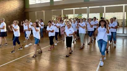 Bild: Gerda Schön/exb
Der ToP-Trupp Wernberg-Köblitz freut sich über eine Spiegelwand für das Line-Dance-Training.