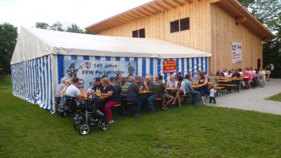 Bild: mad
Die Festlichkeiten zur Einweihung des neuen Feuerwehrstodls in Zangenstein stießen bei der Bevölkerung auf große Resonanz. Zusätzlich war ein Zelt am Gebäude errichtet worden, um alle Gäste bewirten zu können.