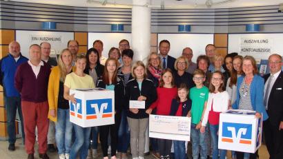 Bild: wfw
Zur Spendenübergabe hat die Raiffeisenbank Hirschau viele Vertreter der Vereine und Institutionen eingeladen, die in den Genuss von Geld kommen.