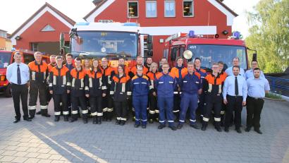 Bild:  egl
Zur bestandenen  MTA-Ausbildung gratulierten Haselmühls Kommandant Michael Reindl (links) und Alexander Zeitler, KBM Armin Daubenmerkl, Theuerns Kommandant Martin Pechtl (vorne, Zweiter von rechts) und Fach-KBM Roland Kolbeck (von rechts)