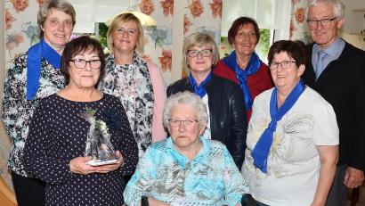 Bild: Forster, Josef [FJO] (WAIDHAUS@T-ONLINE.DE)
Seit 65 Jahren gehört Therese Hanel (sitzend) dem Katholischen Frauenbund an. Ihre Tochter Agnes Hanel (vorne, links) seit 20 Jahren.           Bild: fjo