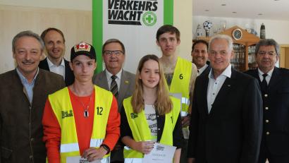 Bild: GF
Die Sieger sind gekürt (von links): Bezirksvorsitzender Gernot Schötz, Schulrat Stefan Tischer, Dennis Eichenseer, Bürgermeister Martin Preuß, Theresa Brenner, Tobias Hirsch, Polizeirat Bernhard Huber, Peter Starmecker, Vizepräsident der Landesverkehrswacht und Polizeidirektor Robert Hausmann.