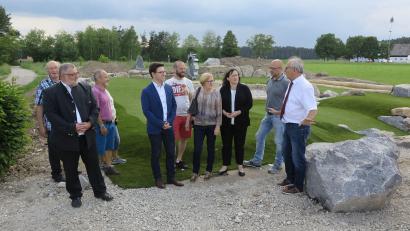 Bild: Bild: Hirsch
Bürgermeister Harald Bemmerl (rechts) führte die SPD-Delegation an den Steinberger See und zu den Projekten, die gerade im Entstehen sind.